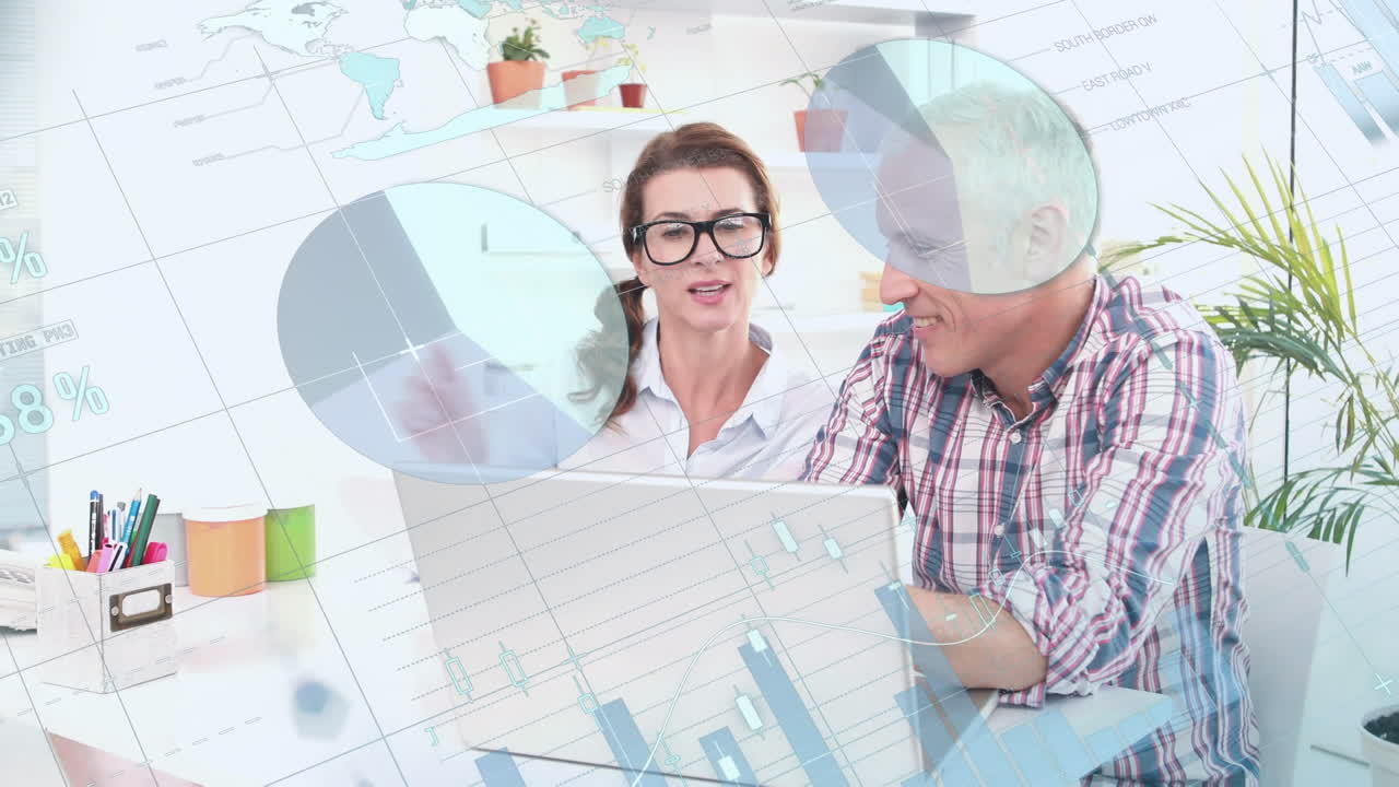 animación de diversos datos y gráficos sobre trabajadoras y trabajadores caucásicos felices con computadoras portátiles