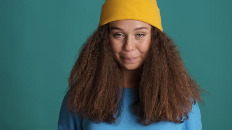 Kaukasische-Frau-Mit-Lockigem-Haar,-Die-Winterkleidung-Trägt.