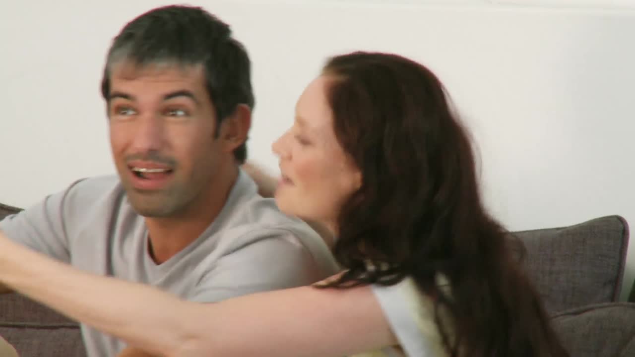 행복 한 부부 가 비디오 게임 을 즐기고 있다