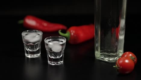 rollo de tomate de cereza hasta dos tazas de vodka. fondo negro