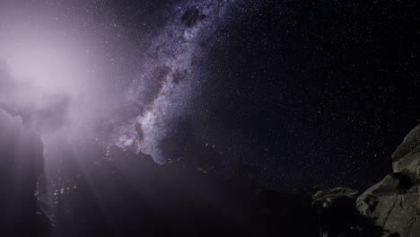 rutas de estrellas de astrofotografía de 4k sobre las paredes del cañón de piedra arenisca