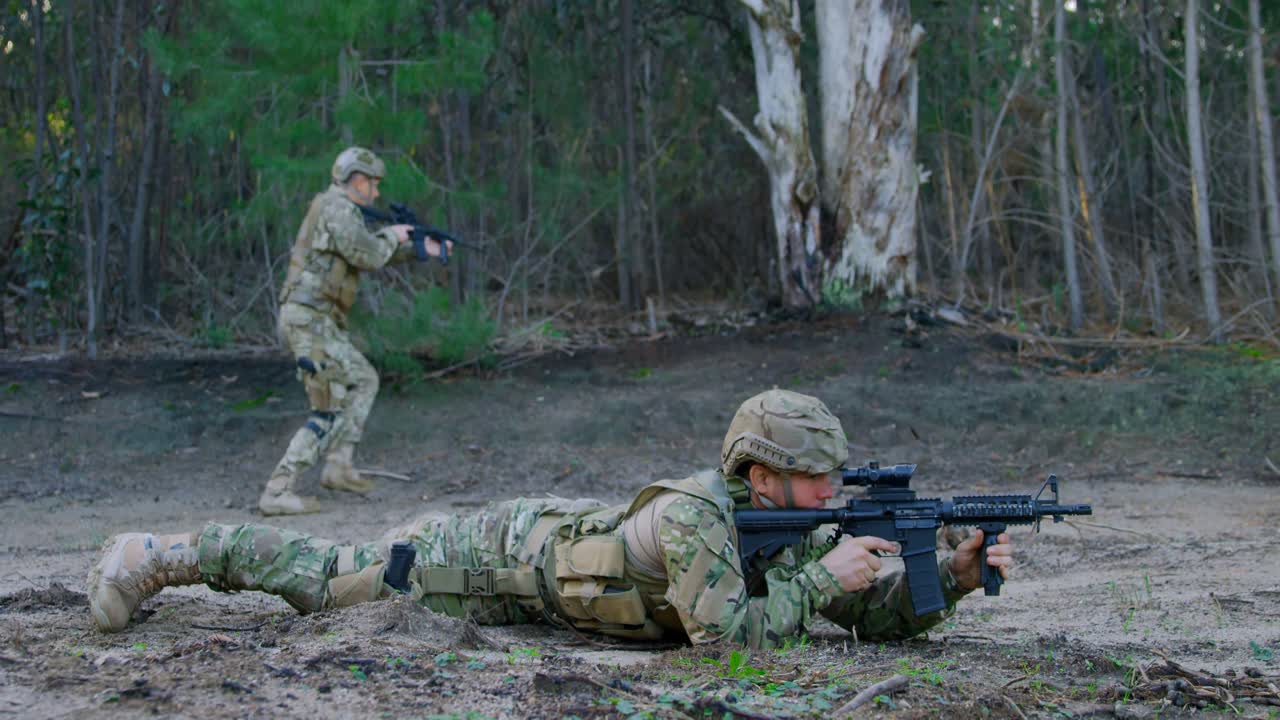 군사 훈련 도중 훈련 하는 군인 들 의 측면 시선 4k