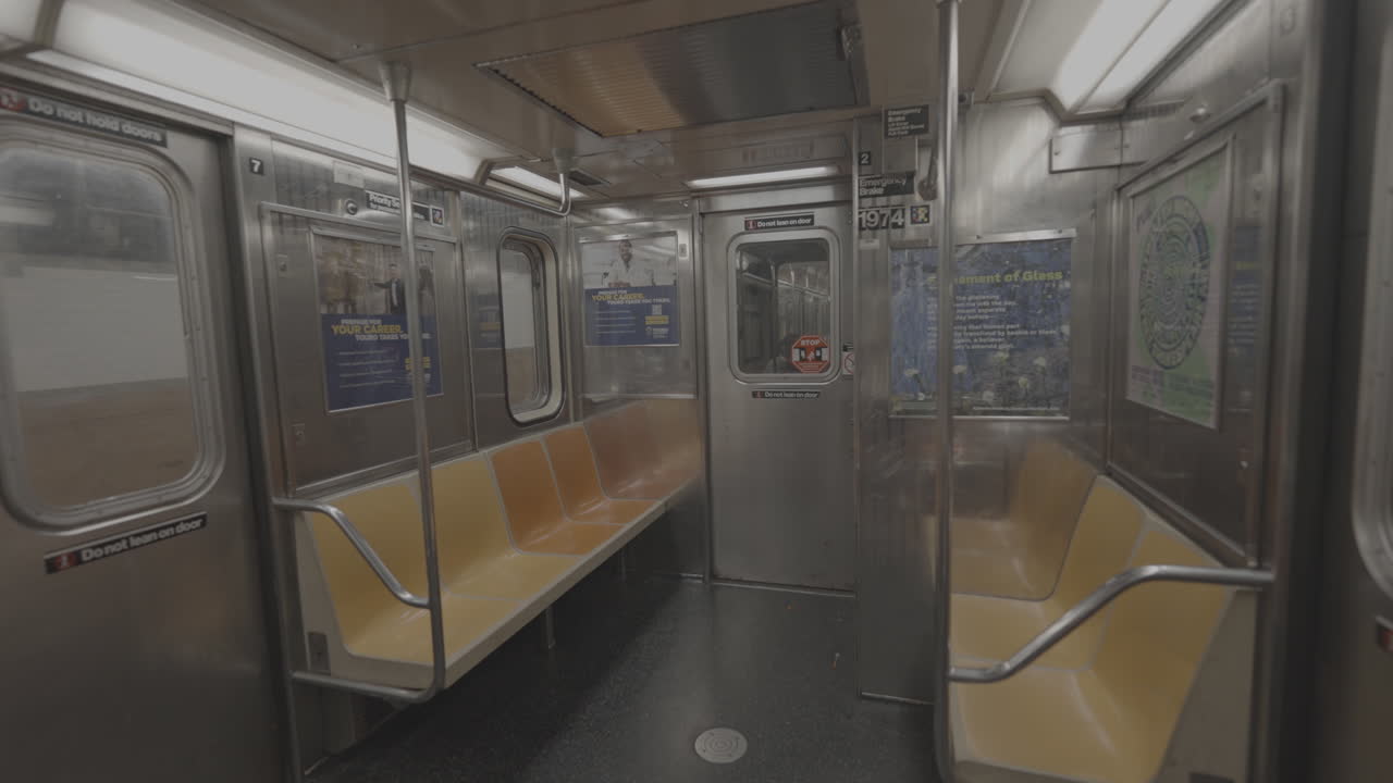 Leerer U-Bahn-Wagen fährt durch einen U-Bahnhof