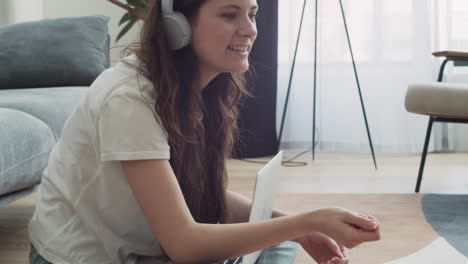 Pretty-Girl-Feeds-And-Pets-Her-Dog-While-Working-On-Her-Laptop-At-Home-1