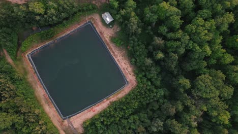 Vista-Aérea-De-Un-Tanque-De-Agua-Limpia-Situado-Cerca-De-La-Gran-área-Superior-De-Chautauqua-Situada-En-El-Lago-Superior