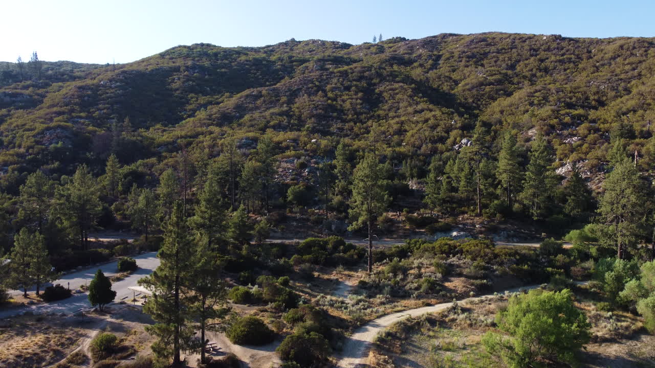 Paisaje de valle de montaña en California, vista aérea ascendente