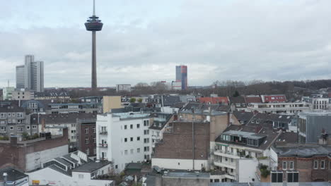 Edificios-De-Apartamentos-De-Varios-Pisos-En-El-Distrito-Urbano-Y-La-Alta-Torre-De-Telecomunicaciones-De-Colonius-En-El-Fondo.-Colonia,-Alemania