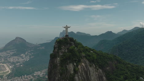 Vista-Aérea-Panorámica-Del-Cristo-Redentor-Con-El-Bosque-De-Tijuca,-Río-De-Janeiro,-Brasil.