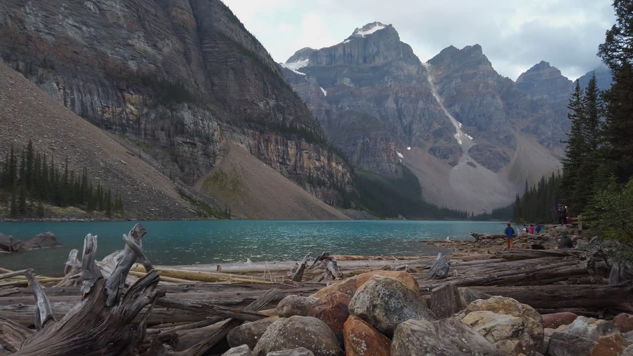 montañas del lago moraine con turistas alberta canadá pan