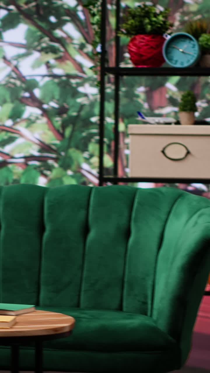 Video verticale. Elegante stanza vuota di appartamento con arredamento moderno verde e layout accogliente.