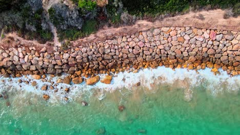 Imágenes-Aéreas-De-Drones-De-4k-De-La-Playa-En-El-Roc-De-Sant-Gaietà,-Un-Lugar-Pintoresco