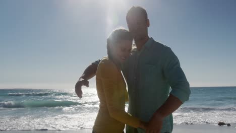 pareja enamorada disfrutando del tiempo libre en la playa juntos