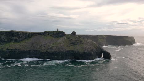 tomada aérea de un punto de vista turístico en los acantilados de moher