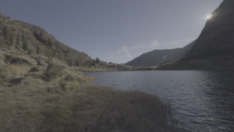 paisaje de lago de montaña