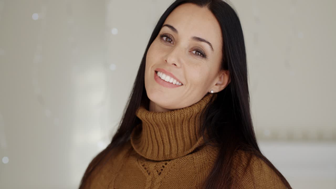mujer atractiva con una cálida sonrisa amistosa