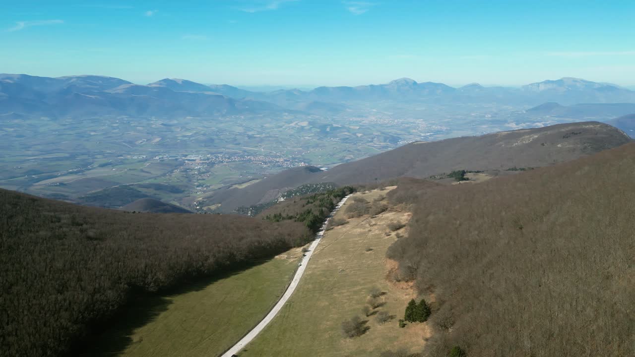 un hermoso drone filmado sobre la montaña de san vicente en los apeninos de la marcha de umbria