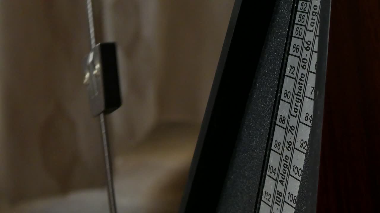 시간을 측정하고 한 순간에 멈추는 메트로놈