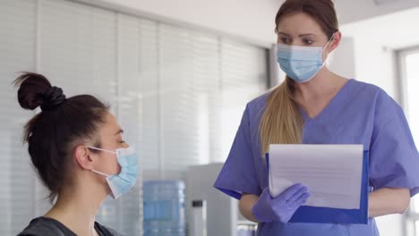 vídeo de una mujer durante una entrevista médica antes de un viaje