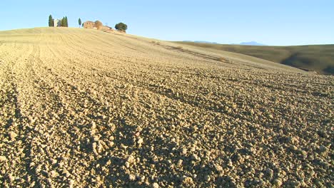 Ein-Schuss-über-Toskana-Italien-Felder-Zu-Einem-Fernen-Landhaus