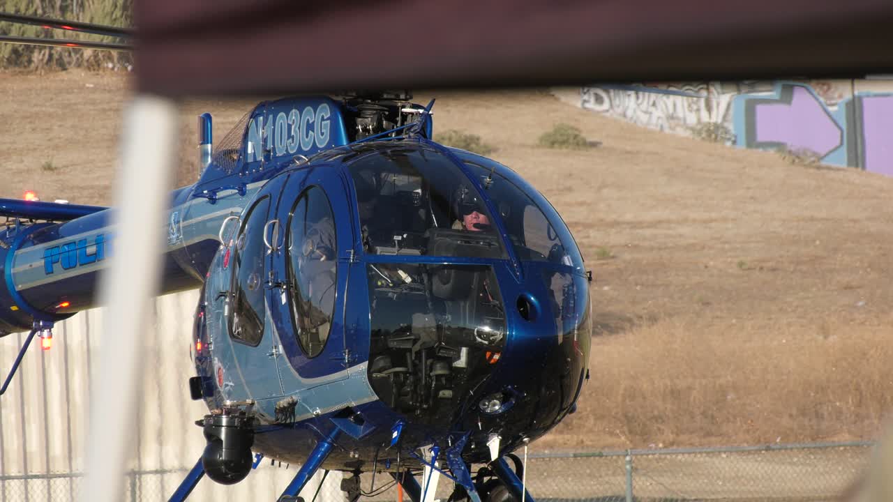 범죄와 싸우기 위해 헬리콥터가 이륙합니다.