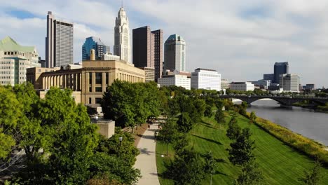 Skyline-Von-Columbus,-Ohio-Und-Scioto-River-–-Luftaufnahmen-Von-Drohnen