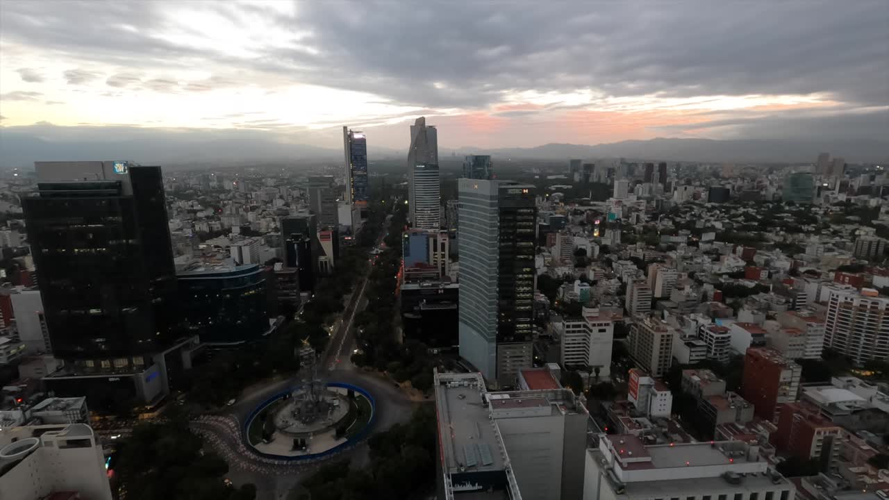 una línea del cielo de día a noche en la ciudad de méxico