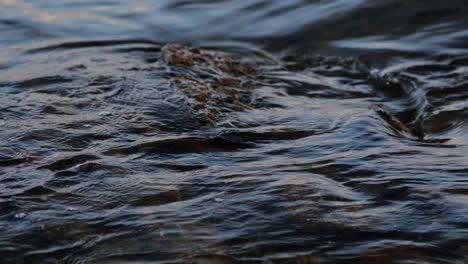 Agua-En-Cámara-Lenta-Fluyendo-Sobre-Rocas-En-El-Mar