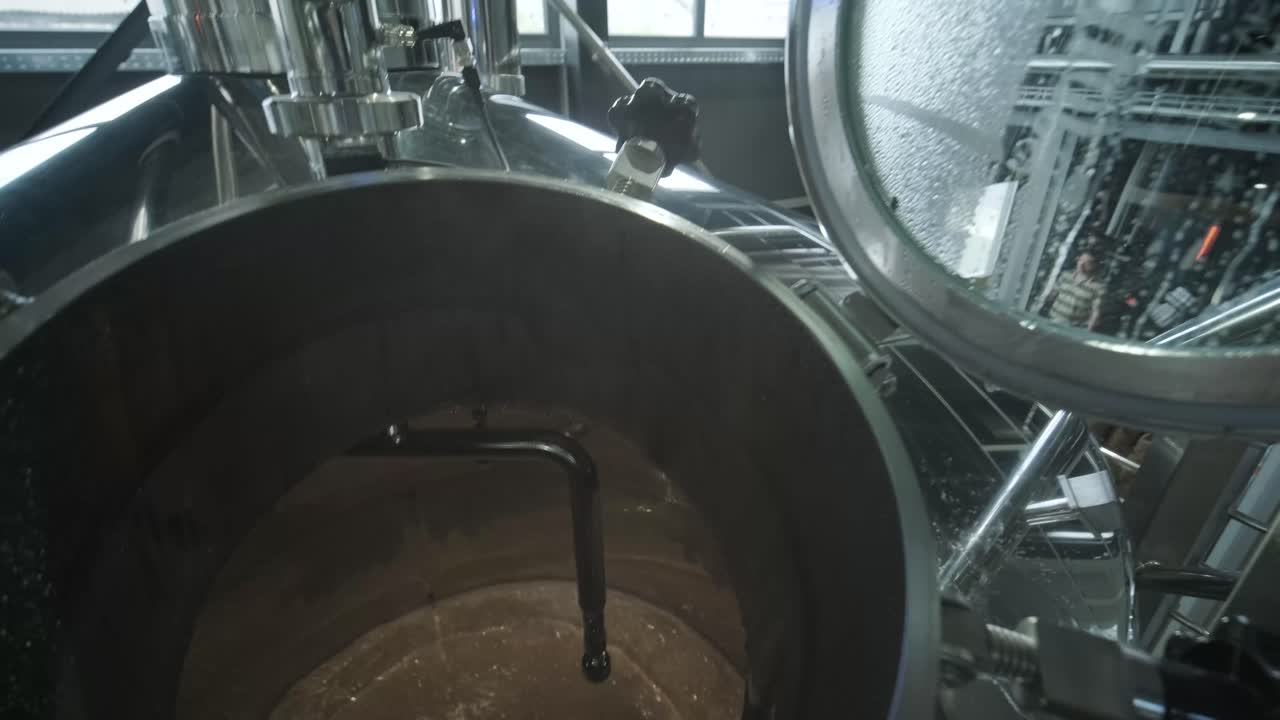 cervecería artesanal moderna. producción de cerveza artesanal. equipo moderno en la cervecería, tanques metálicos, producción de bebidas alcohólicas