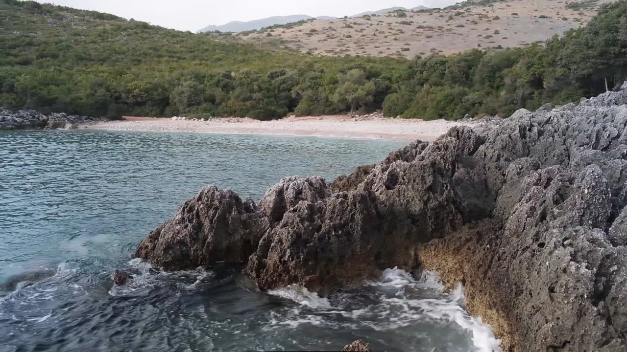 Onde che si infrangono contro la Riviera albanese.