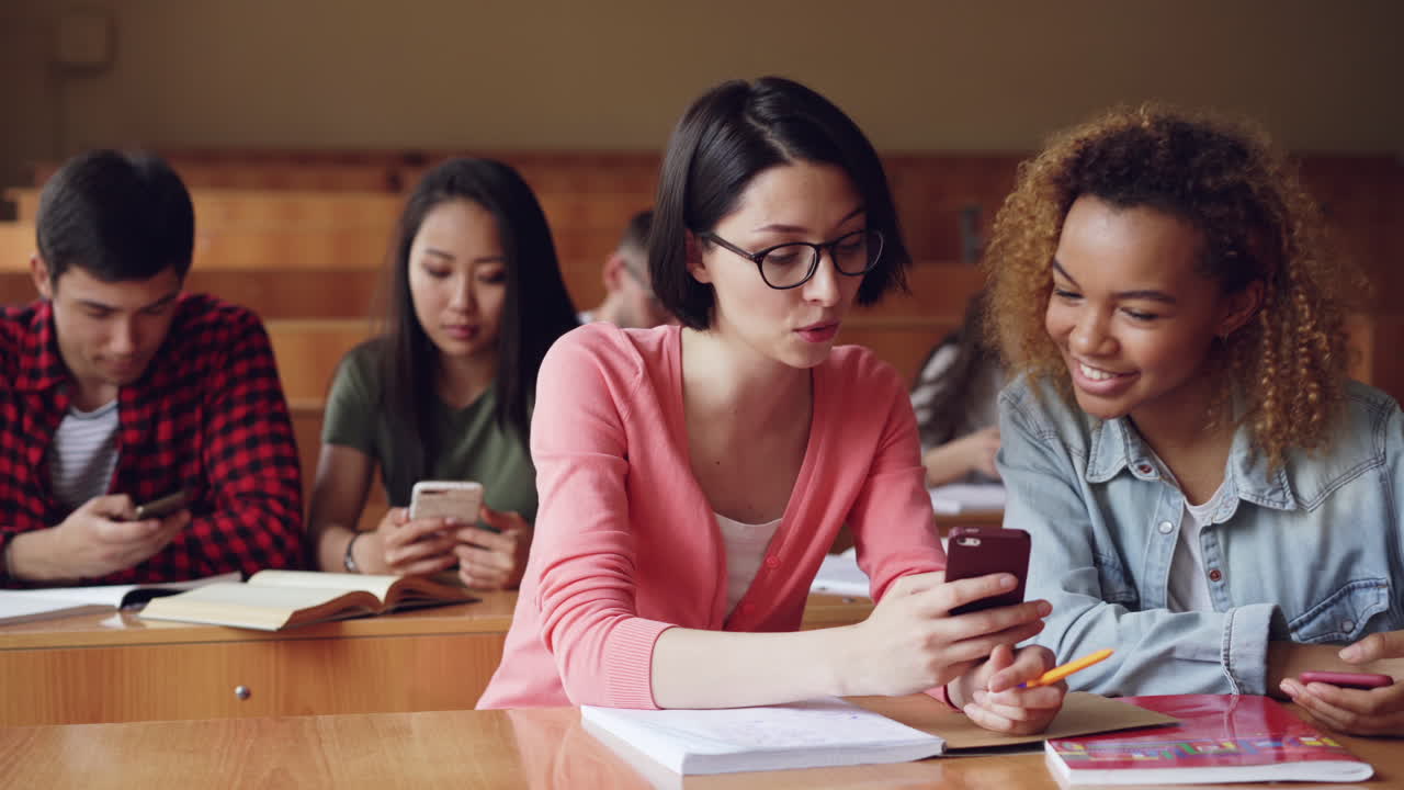 estudiantes que colaboran en un aula