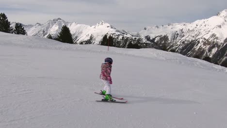 Kleinkind-Fährt-Mit-Sicherer-Skitechnik-Eine-Skipiste-Hinunter