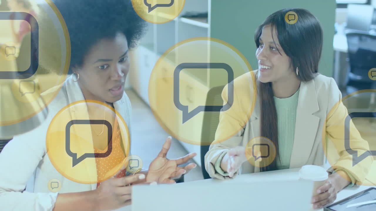 animación de iconos de mensaje procesamiento de datos sobre diversas personas de negocios en la oficina