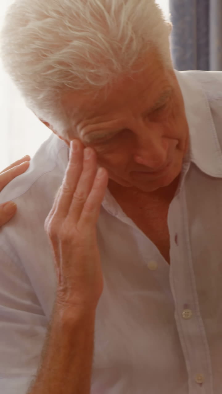 un grupo de amigos mayores consolando a un hombre mayor