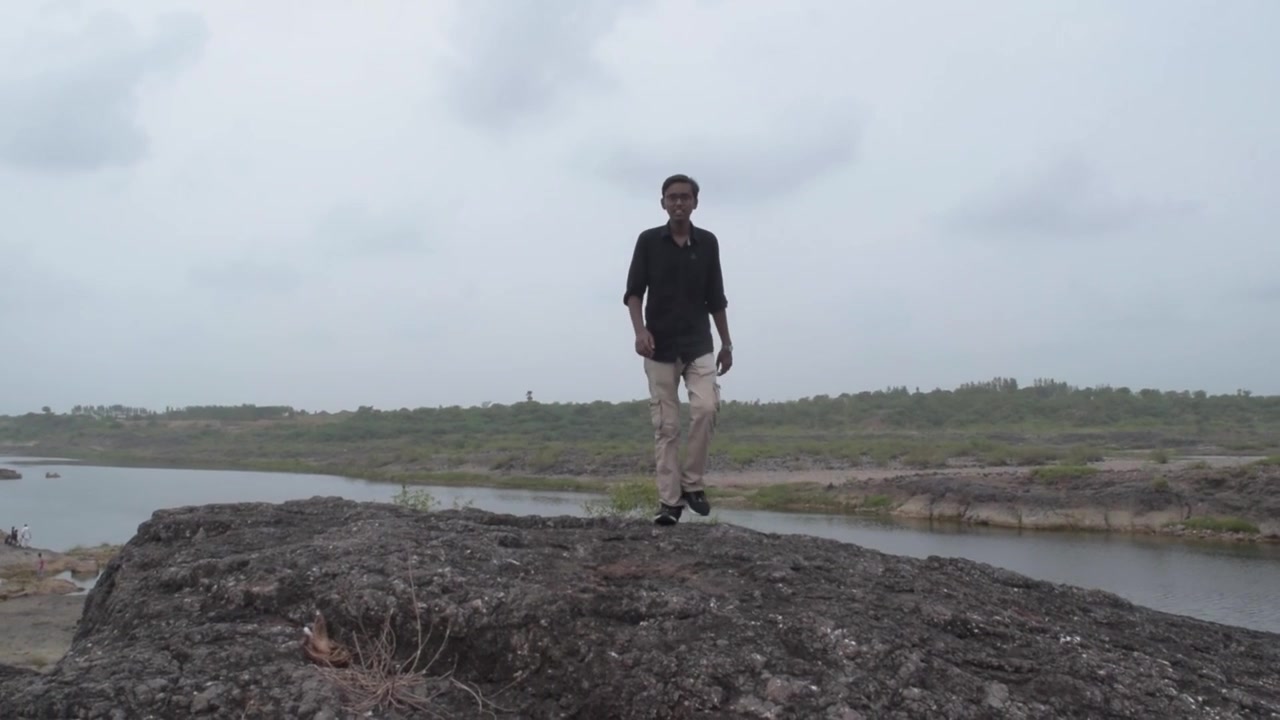Caminhando nas rochas de Rasulpur, Vadodara, Gujarat e observando uma bela vista