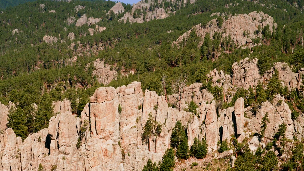 Elokuvallinen drone-kuva upeista Black Hillsin kalliomuodostelmista Etelä-Dakotassa, USA:ssa