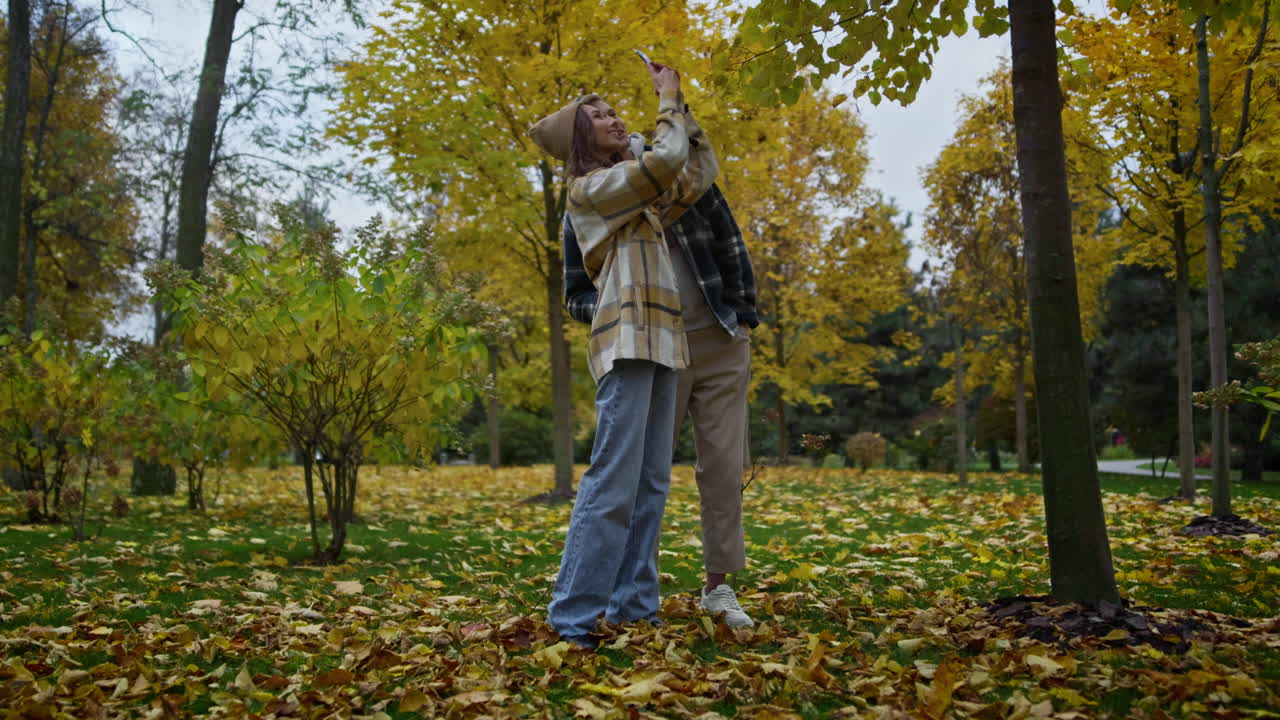 tomada panorámica de una encantadora pareja joven haciendo un video selfie en el teléfono inteligente. tomando una foto.
