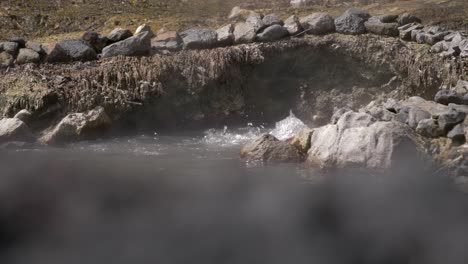 fuente rocosa volcánica natural con burbujas calientes en furnas, azores, primer plano