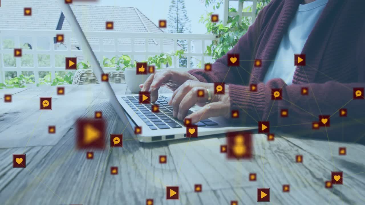 노인 백인 여성이 노트북을 사용하는 소셜 미디어 아이콘과의 연결 네트워크의 애니메이션