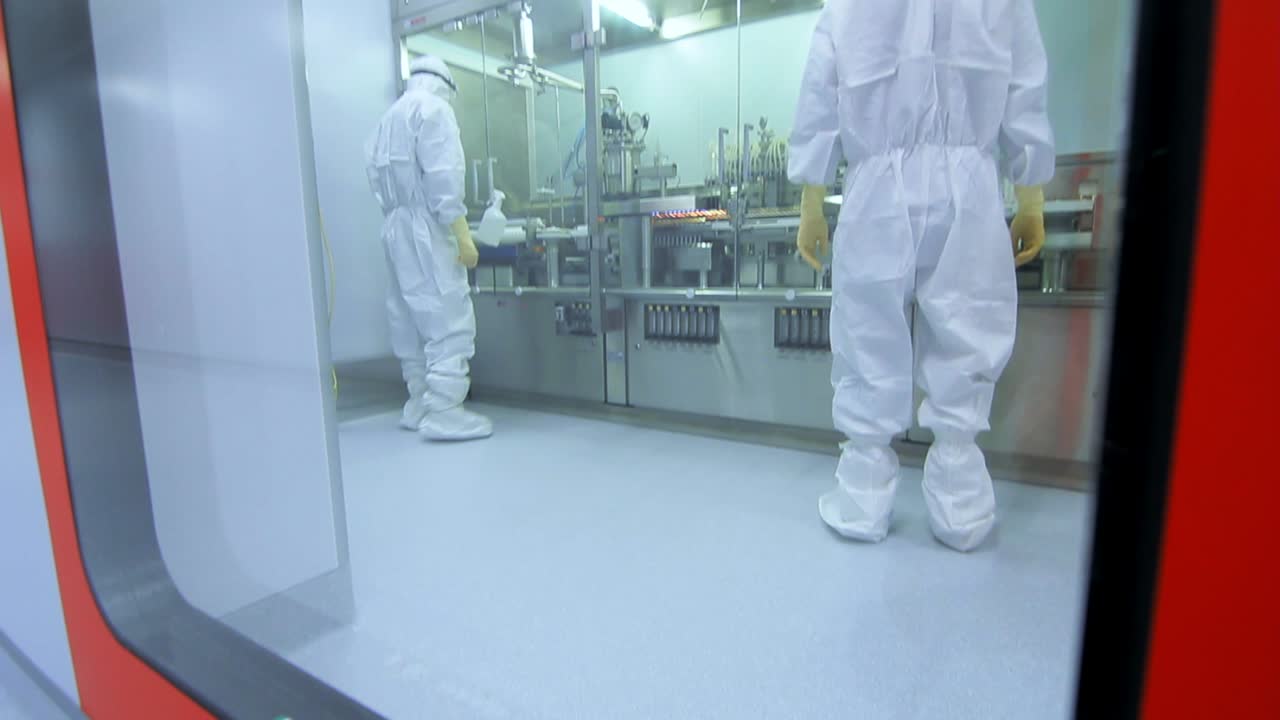 dos trabajadores farmacéuticos controlan el proceso de producción. científicos en el laboratorio