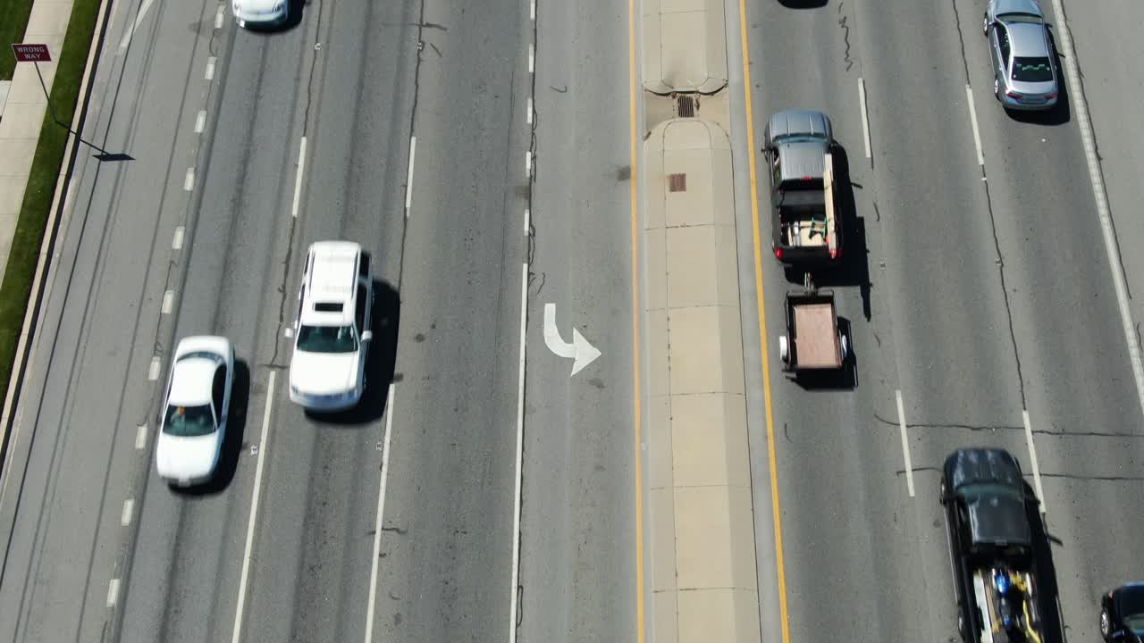 바쁜 다차선 고속도로 위의 공중, 휴가 여행, 바쁜 통근 중 교통 체증