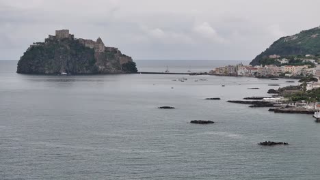 Edificio-Histórico-Del-Castello-Aragonés-Encaramado-Sobre-Un-Islote-Rocoso-Volcánico-Cerca-De-Ischia,-Italia