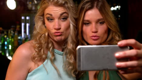amigos lindos tomando selfies
