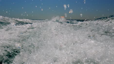 pov extremo y único de ángulo bajo de la estela de agua de una lancha rápida