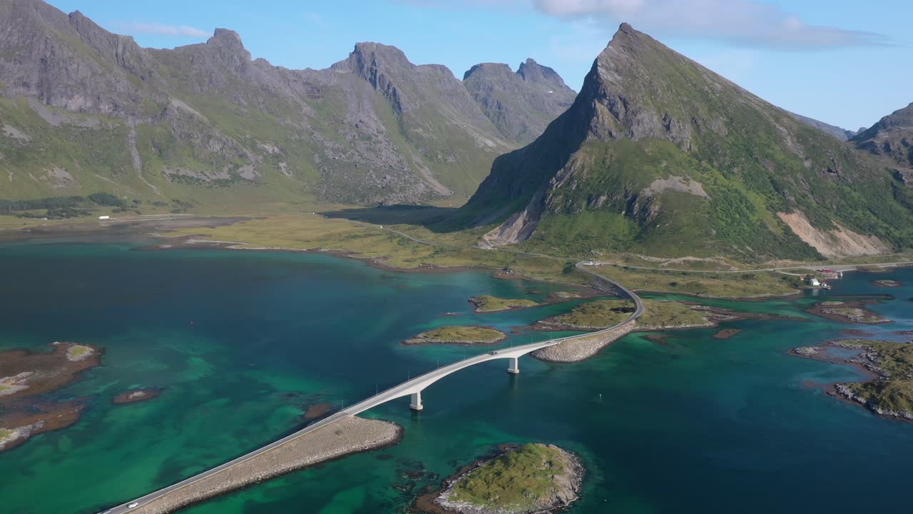 vista aérea de la carretera y el puente en la pintoresca laguna del archipiélago de lofoten, noruega