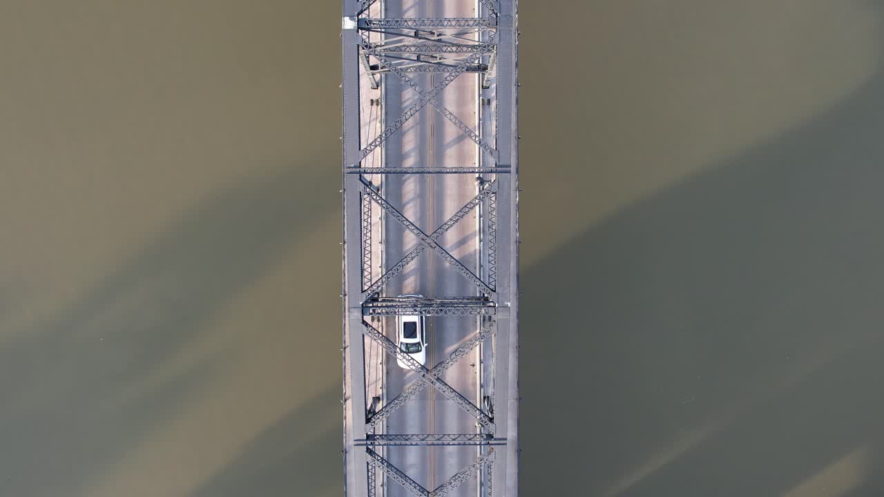 브라스 강 다리를 가로질러 운전하는 자동차 4k waco tx