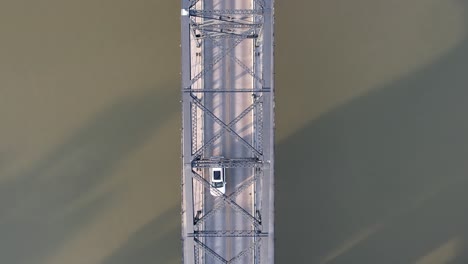 coches conduciendo sobre el puente del río brazos 4k waco tx