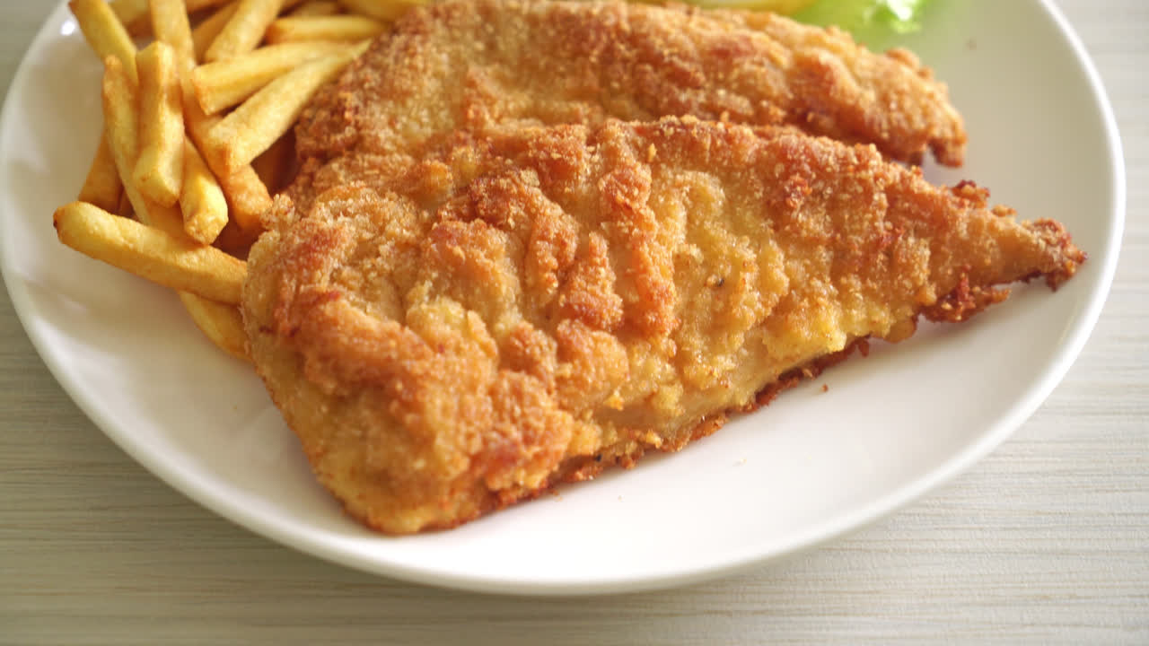 schnitzel de weiner empanado casero con papas fritas - pollo frito con papas fritas - estilo de comida europea