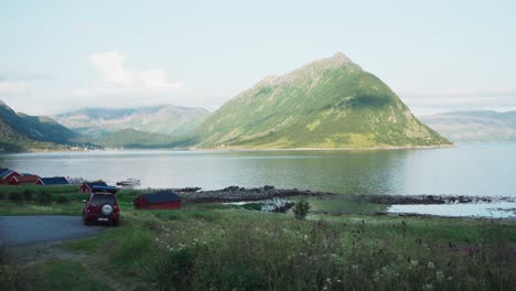 Malerische-Aussicht-Auf-Berge-Und-Fjord-In-Strytinden,-Norwegen-–-Weit