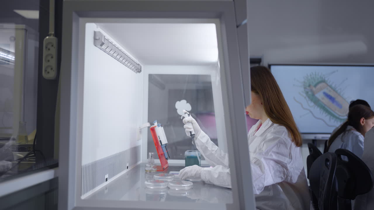 mujer científica en un laboratorio trabajando en un experimento