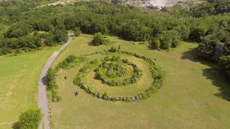 vuelo hacia un misterioso círculo de piedra en un campo